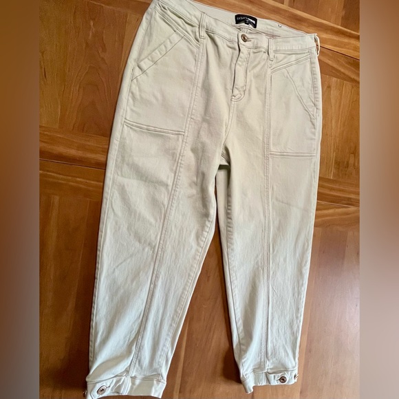 Fashion Nova Creme Loose Tapered Jeans with Tack Buttons Size 14 - Picture 1 of 7